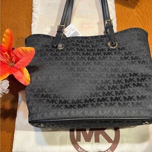 SOLD🔥🔥NWT! Great condition! MK JET SET TOTE & add on choices w/ this purchase.